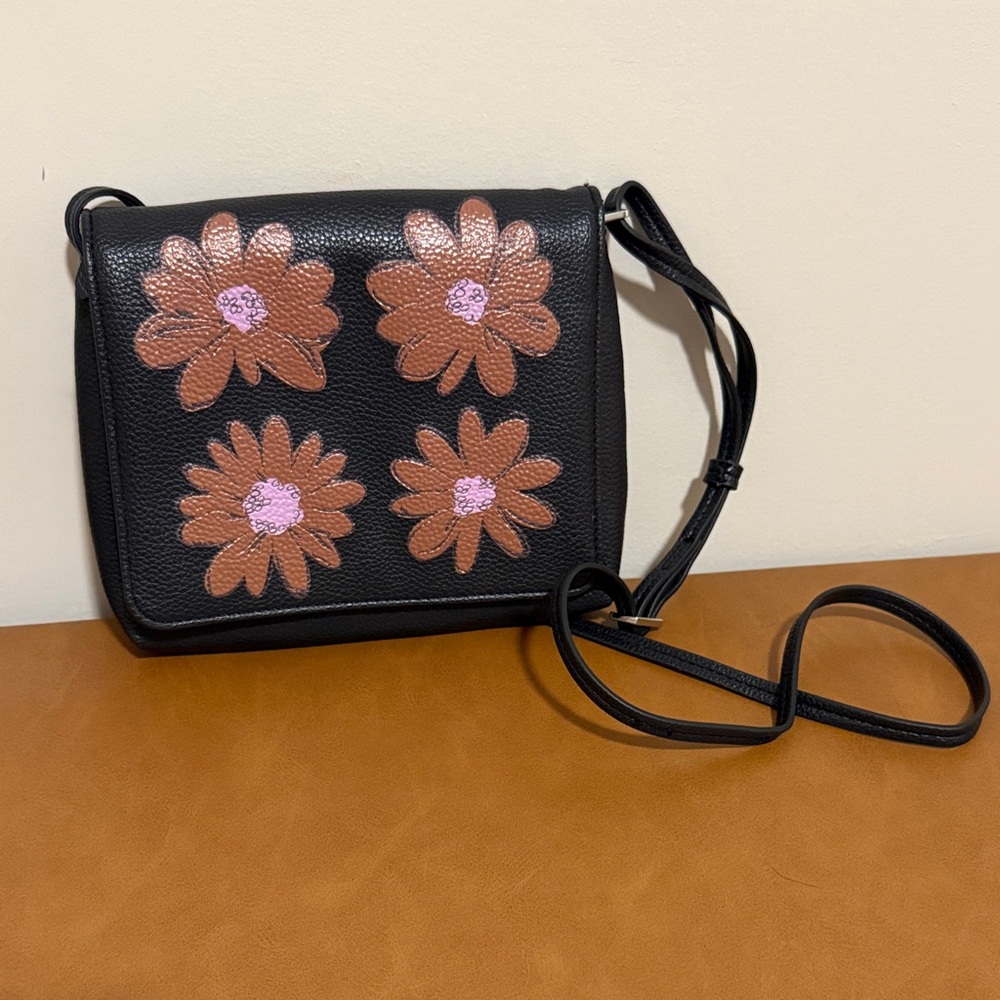 NWOT Vera Bradley Small Flap Hipster in Black